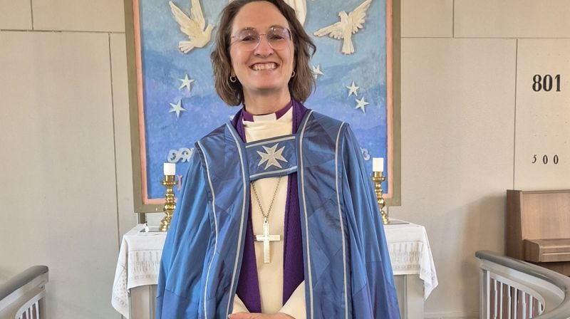 Biskop Kari i Os kirke etter åpningsgudstjenesten tirsdag