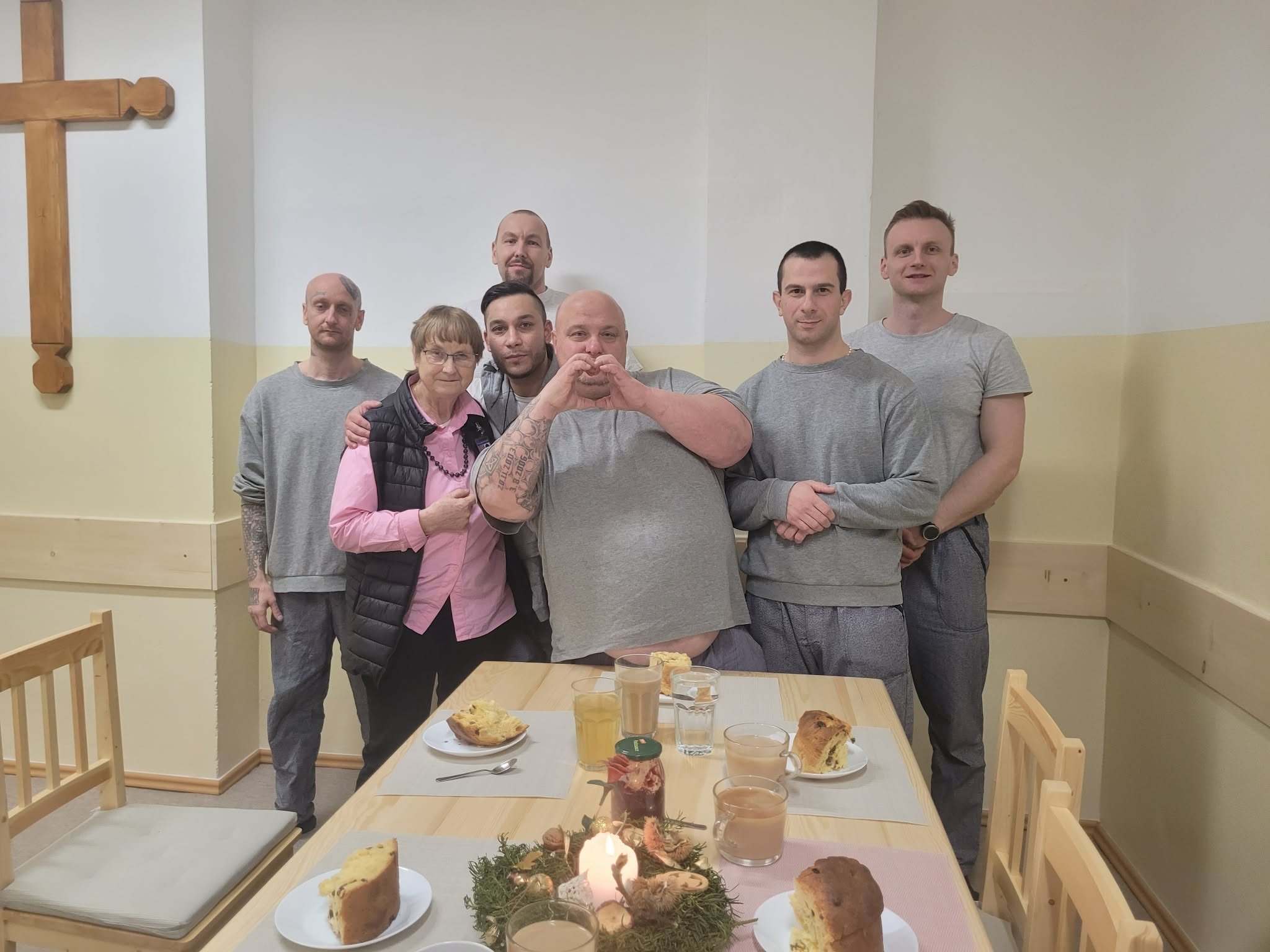 Innsatte i Pardubice fengsel sammen med retreatveileder Mirej Ryšková 