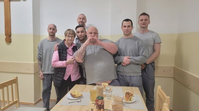 Innsatte i Pardubice fengsel sammen med retreatveileder Mirej Ryšková