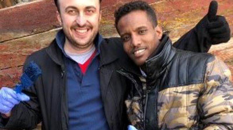 Murat og Abdu har språkpraksis på Håpets katedral