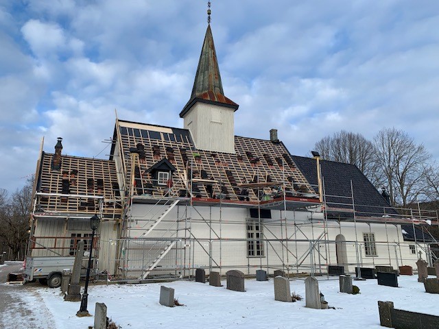 Idd kirke -underveis i arbeidet med ferdigstilling av klimaskalltiltak.