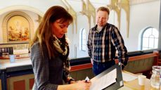 Ivar S. Haugen sammen med solist Hege Fagermoen under innspillingen av jubileumssalmen i Rolvsøy kirke (FOTO: Endre Fyllingsnes)