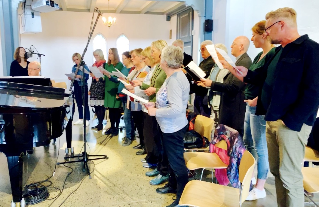 "Nattverd" blir fremført av "kommunesammenslåingskoret fra Rygge, Ekholt og Moss menigheter (Foto: Endre Fyllingsnes)