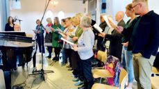 "Nattverd" blir fremført av "kommunesammenslåingskoret fra Rygge, Ekholt og Moss menigheter (Foto: Endre Fyllingsnes)