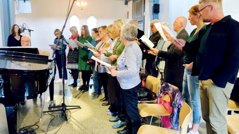 "Nattverd" blir fremført av "kommunesammenslåingskoret fra Rygge, Ekholt og Moss menigheter (Foto: Endre Fyllingsnes)