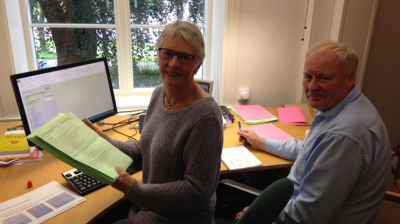 Valgrådets leder Grete Mugaas og rådgiver Tor Ivar Torgauten ved bispedømmerådskontoret teller stemmer. Bare 55 456 stemmer igjen….