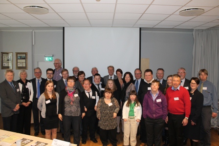 Stolte og forventningsfulle delegater og offisielle representanter før seminaret startet.