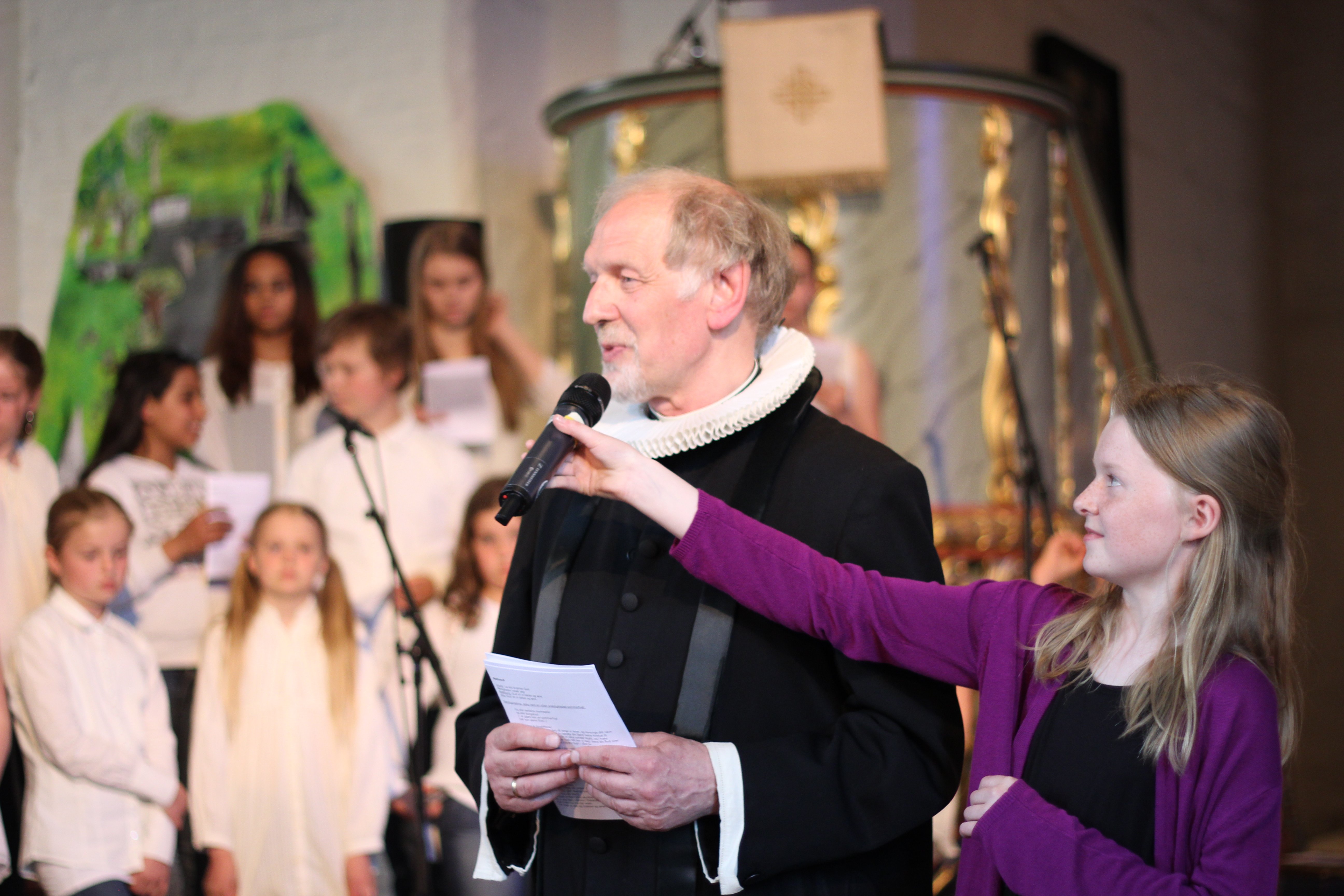 Barna bidro sterkt under gudstjenesten