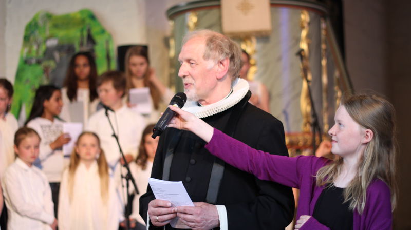 Barna bidro sterkt under gudstjenesten