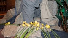 Denne graven er en del av en installasjon laget til festgudstjeneste i Eidsvoll kirke 10.april 2014