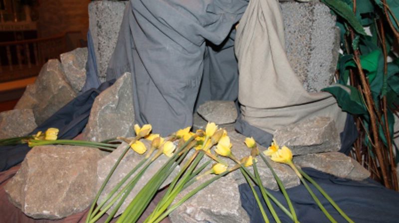 Denne graven er en del av en installasjon laget til festgudstjeneste i Eidsvoll kirke 10.april 2014