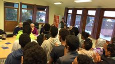 Eritreiske mindreårige asylsøkere synger for biskopen og ordfører Erik Unaas. På grunn av personvernhensyn er det ikke anledning til å vise ansiktene deres.