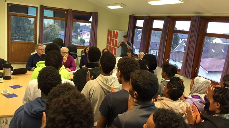 Eritreiske mindreårige asylsøkere synger for biskopen og ordfører Erik Unaas. På grunn av personvernhensyn er det ikke anledning til å vise ansiktene deres.