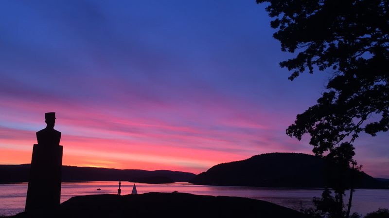 Solnedgangen sett fra Drøbak kirke mot Oscarsborg.