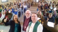 Gudstjenesteselfie fra skolegudstjeneste i Feiring kirke. Biskopen er flankert av menighetsrådsleder og sokneprest i Feiring.
