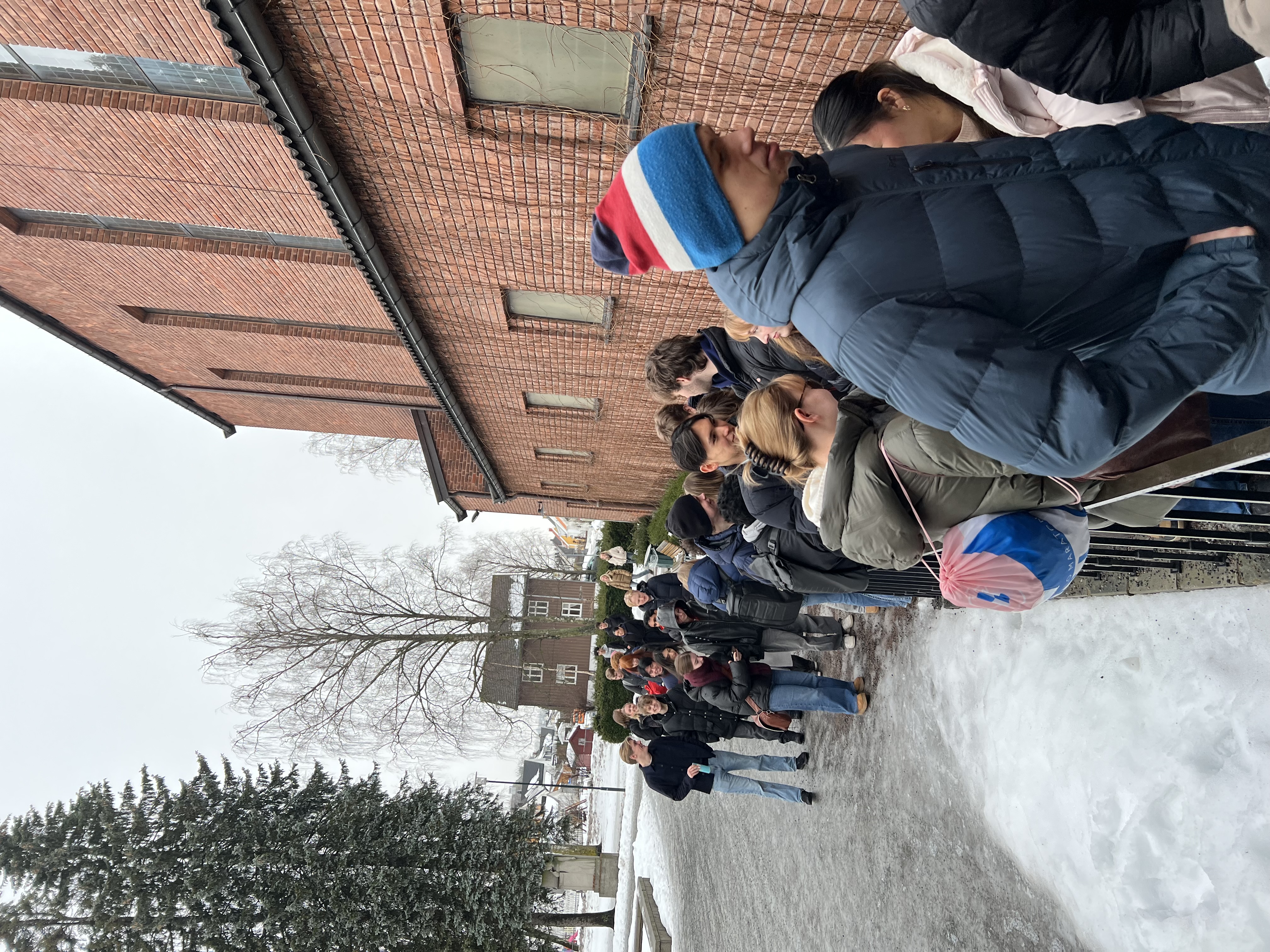 Bilde: Sultne ungdommer på vei inn i kirken