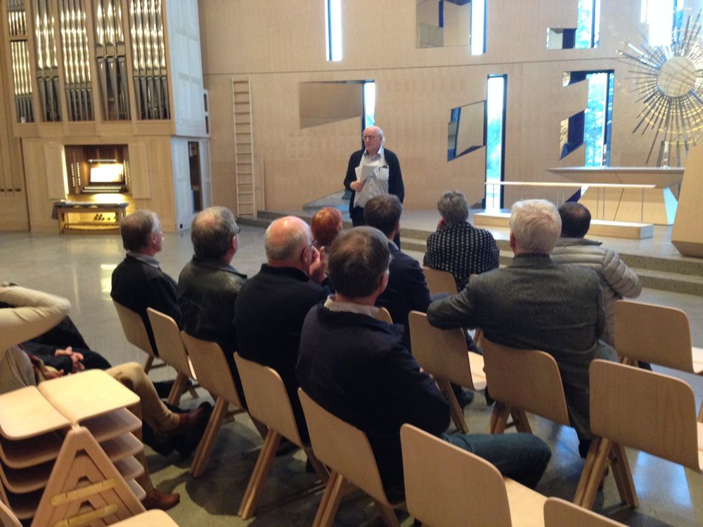 Biskop Solveig Fiske og prostene fikk informasjon om Våler kirke av organist og musikkleder Arne Moseng