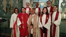 Iselin Flaten Juland ble ordinert til prest 18. oktober. Juland står til venstre for biskop Solveig Fiske