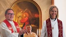 Fra venstre domprost Leif Jørn Hvidsten, biskop Solveig Fiske og ordinanden Margit Husevåg. Foto Jan Olav Langseth