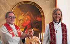 Fra venstre domprost Leif Jørn Hvidsten, biskop Solveig Fiske og ordinanden Margit Husevåg. Foto Jan Olav Langseth