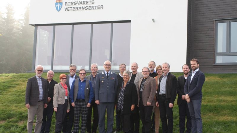 På Forsvarets veteransenter på Bæreia ble biskop og proster møtt av Kåre Lødding, som fortalte om veteransenteret. Ledergruppen ved bispekontoret deltok også på møtet