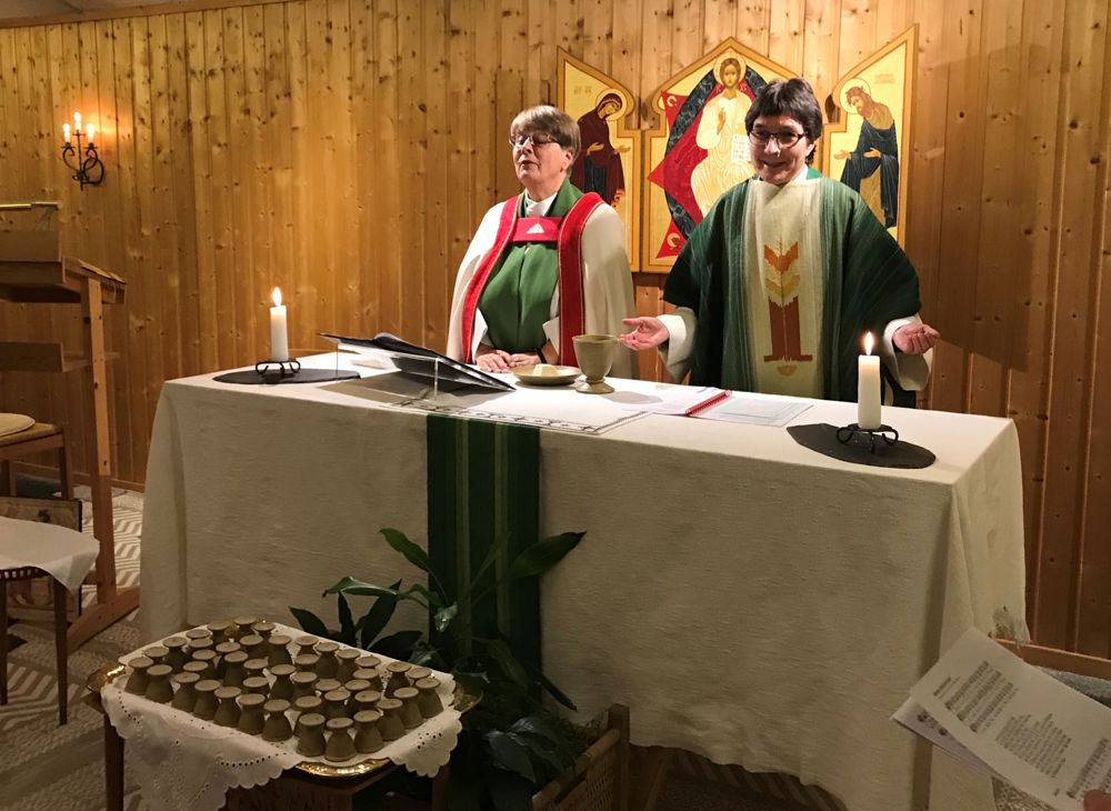 Biskop Solveig Fiske og sokneprest Berit Rinde under visitasgudstjenesten på Engen kloster 19. november 2017