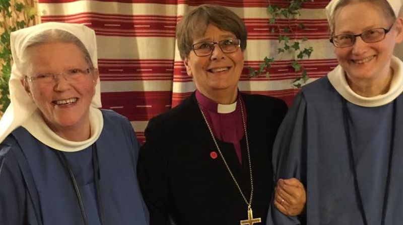 Søster Eva (til venstre)  og søster Magnhild sammen med biskop Solveig Fiske