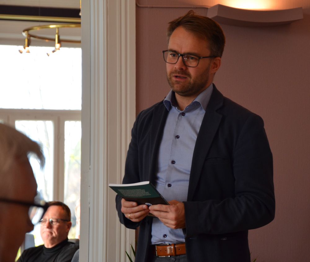 Stiftsdirektør Freddy Knutsen takket for boka