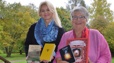 Arrangementsansvarlig Therese Enger Andersen ved Hamar bibliotek og biskop Solveig Fiske gleder seg til bokkveld med stjernedryss. Foto: HB