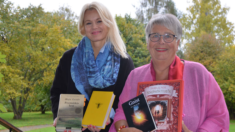 Arrangementsansvarlig Therese Enger Andersen ved Hamar bibliotek og biskop Solveig Fiske gleder seg til bokkveld med stjernedryss. Foto: HB