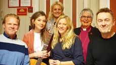 Fv. Anders Baasmo, Maria Solheim, Therese Enger Andersen fra Hamar bibliotek, Maja Lunde, biskop Solveig Fiske og Einar Øverenget. Foto: Halvard Bjørkås.