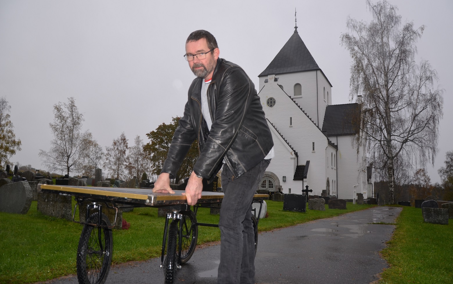 Med kirkegården som arbeidsplass, blir kirketjener Håvard Amlie ofte en å snakke med for folk som trenger en prat. (Foto: Jorun Vang)