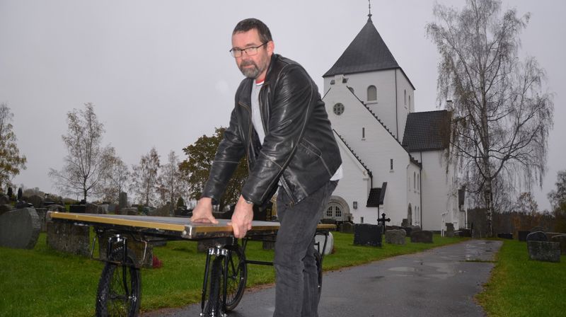Med kirkegården som arbeidsplass, blir kirketjener Håvard Amlie ofte en å snakke med for folk som trenger en prat. (Foto: Jorun Vang)