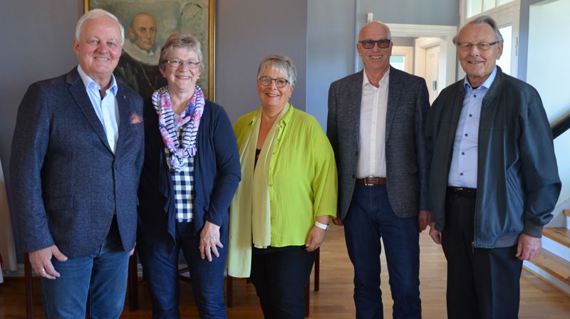 Arrangementskomitéen, bestående av fra venstre sokneprest på Nes og Helgøya - Ørn Bardur Jonsson, nestleder i Nes og Helgøya historielag - Eva McKenna, biskop Solveig Fiske, Tor Johan Sørensen Grevbo og Torleiv Austad. De to sistnevnte er nærstående slekt til to av ordinandene fra 1944.