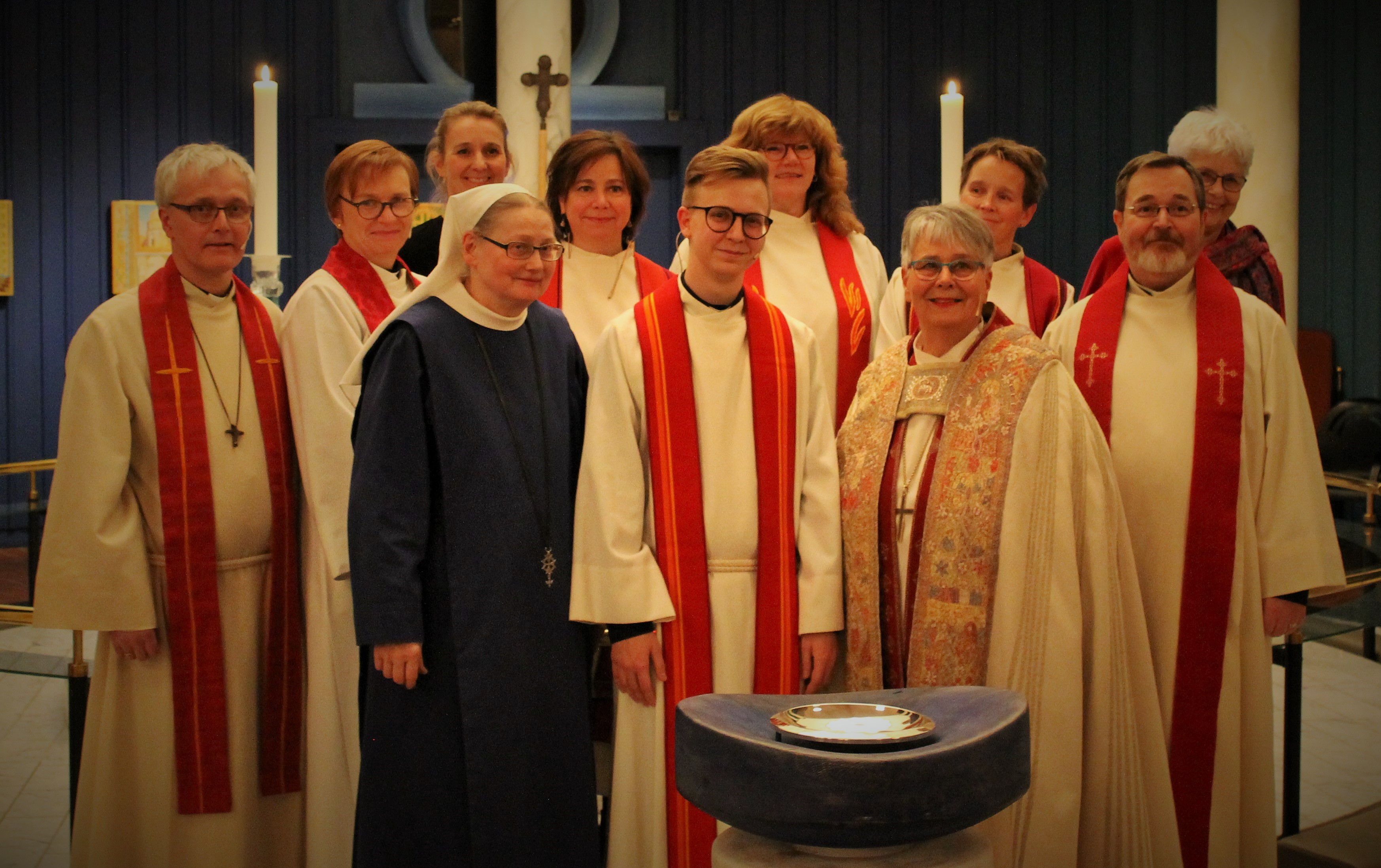 Fra venstre: Sokneprest i Nordre Ål - Oddgeir Bolstad, prost i Sør-Gudbrandsdal - Anita Dalehavn, Frøydis Angard Ulateig - Nordre Ål menighetsråd, søster Magnhild fra Engen kloster, sokneprest i Øyer og Tretten - Ingunn Dalan Vik, ordinanden - Einar Østerhagen, Merete Thomassen, biskop Solveig Fiske, Inger Anne Naterstad, Bjørn Erik Schjerverud, Bergljot Urdahl. Foto: Øyvind Østerhagen