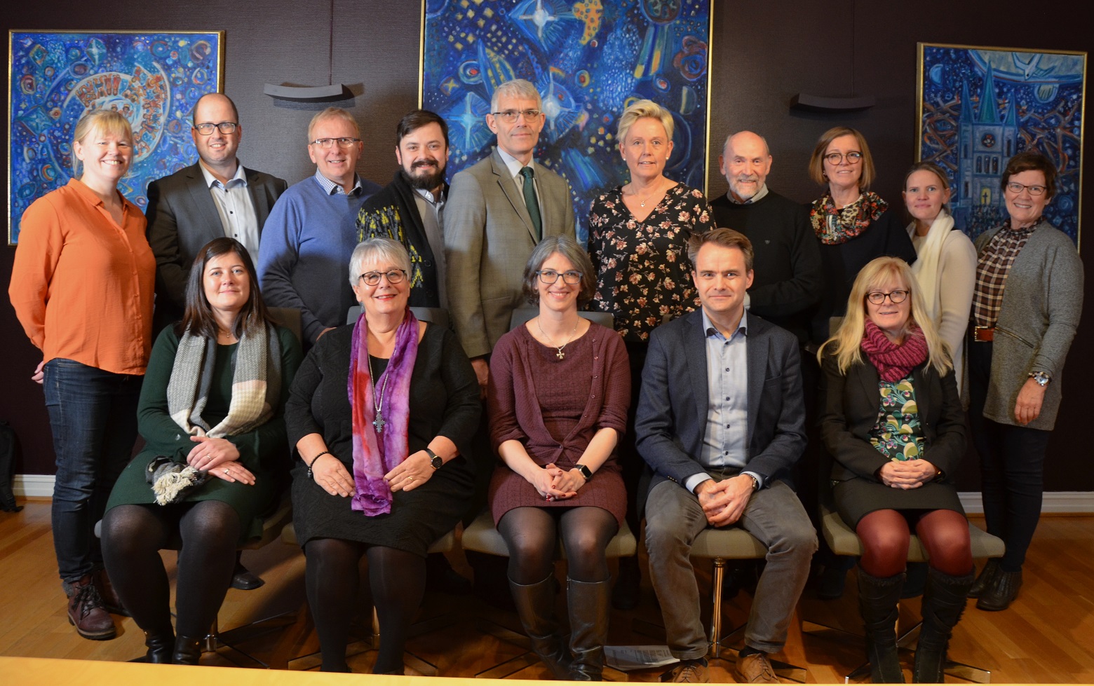Her er hele rådet med varamedlemmer. Bak fv: Ingrun Jule (vara) Trond Enemo (vara), Gunnstein Endal, Thomas Tinglum, Trond Rønning, Lisbeth Sydbøge, Finn Ragnvald Huseby, Ingebjørg Vik Laugaland (vara), Marta Bjørnøy Lalim (vara), Kari Espås Drogseth (vara). Foran fv: Iselin Vistekleiven, biskop Solveig Fiske, Gunhild Tomter Alstad, stiftsdirektør Freddy Knutsen, Inger Kragh Nyhus. Foto: Halvard Bjørkås