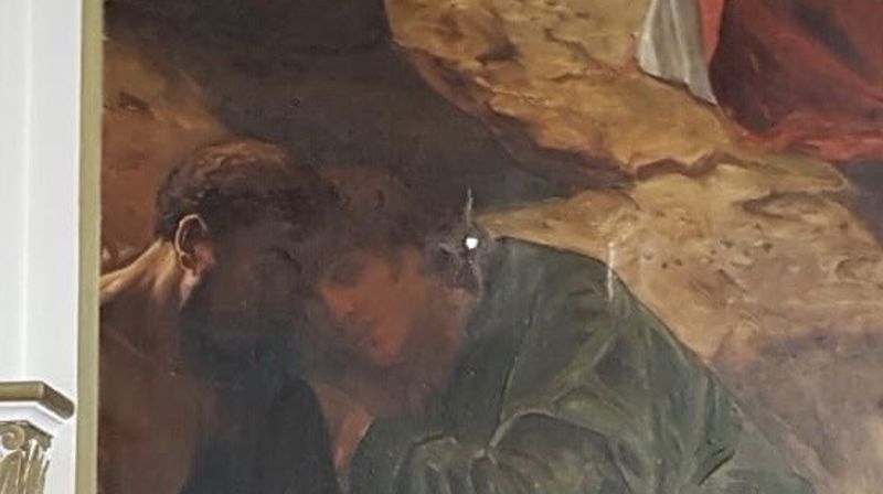 Altertavla i Åsmarka kirke, har kulehull etter trefningene i april 1940. Foto: Anniken Urianstad.