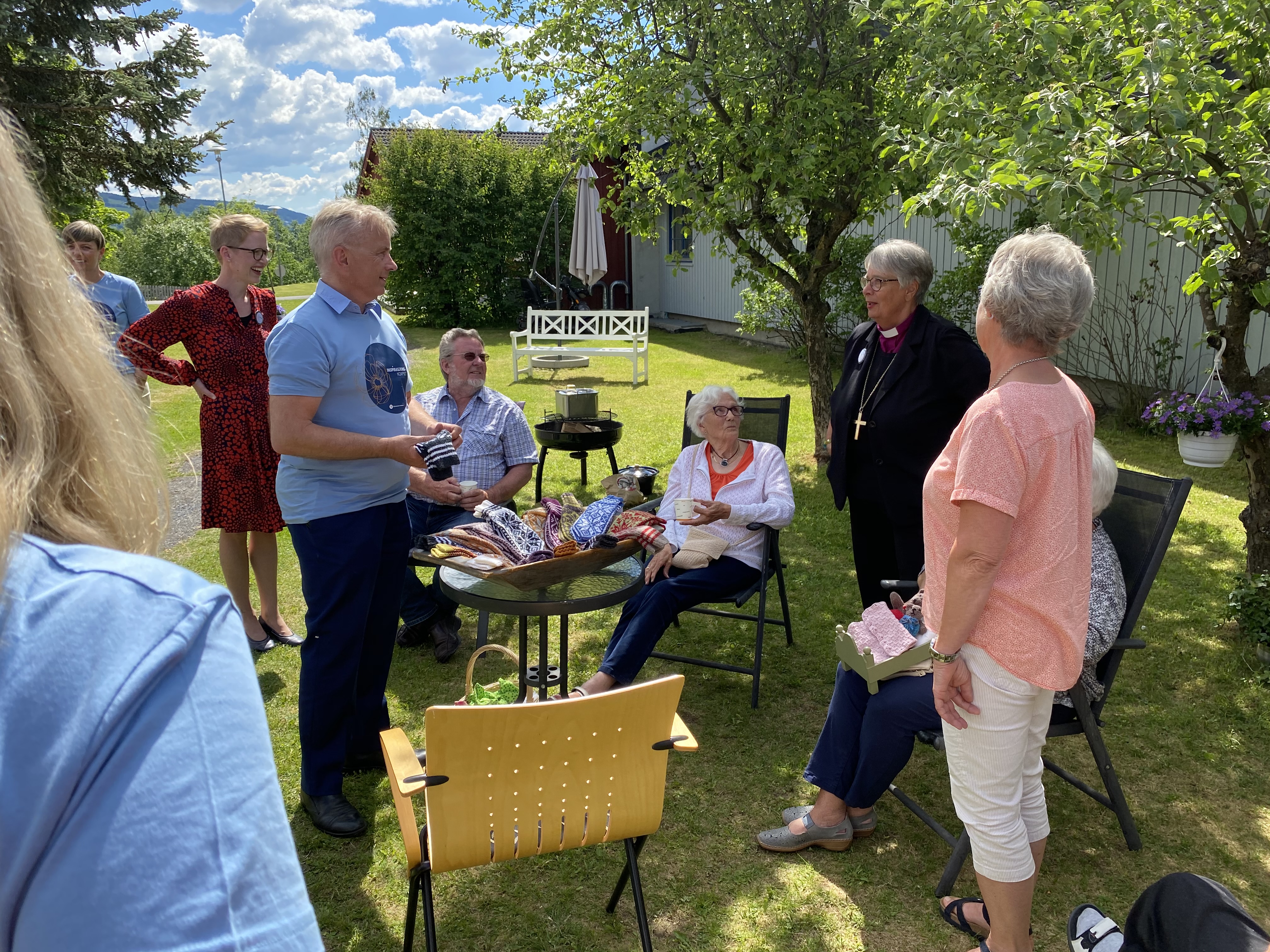 Biskop Solveig Fiske og Fylkesmann Knut Storberget snakker med eldre 11. juni 2020. Foto: Karianne Stordal /Fylkesmannen