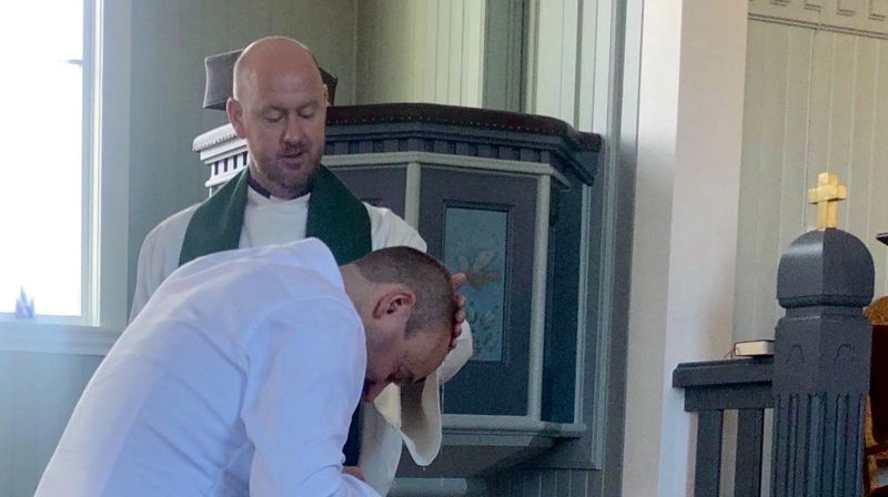 - I Faderens og Sønnens og Den hellige ånds navn. Sokneprest Stian Roos øser vann over broren Kjetil, og med det blir han medlem i Den norske kirke. Foto: Ida Olderøy Weggersen