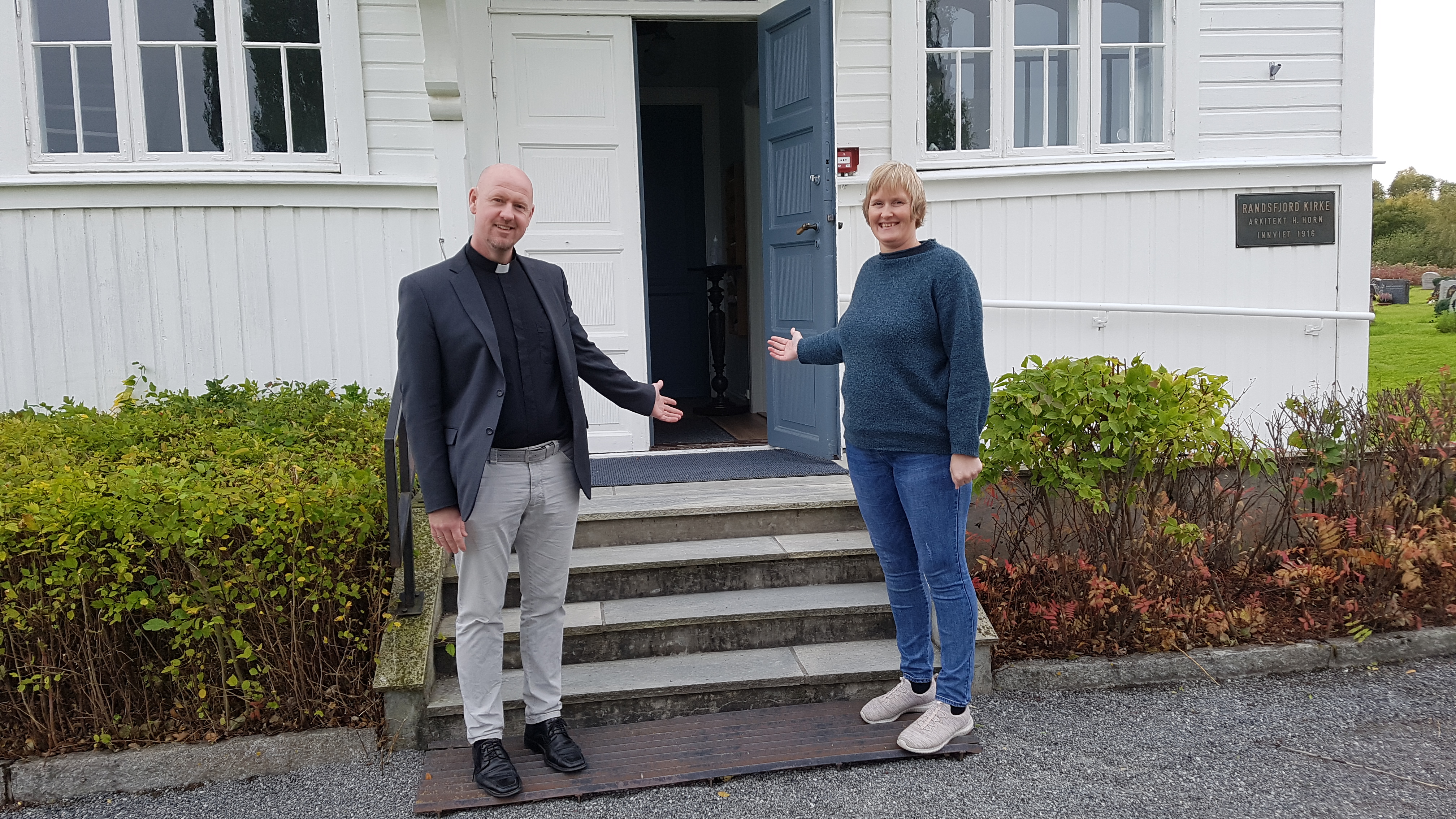 Stian Roos og Hilde Gunnerød Hoelsveen ønsker velkommen til drop-in-dåp i Randsfjord kirke, lørdag 24. oktober fra kl. 11.00 - 15.00. Foto: Kirken i Jevnaker