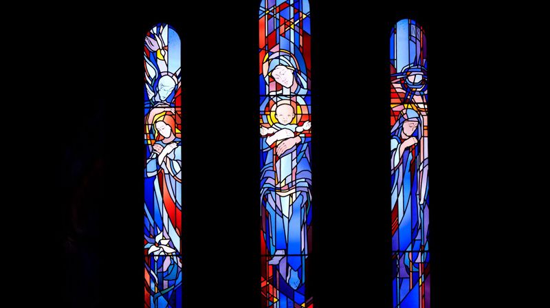 Glassmaleri av Veslemøy Nystedt Stoltenberg i Mariakirken på Granavollen. Motivene viser Maria bebudelse, Maria med barnet og Maria ved korset. Foto: Steffen Laursen.