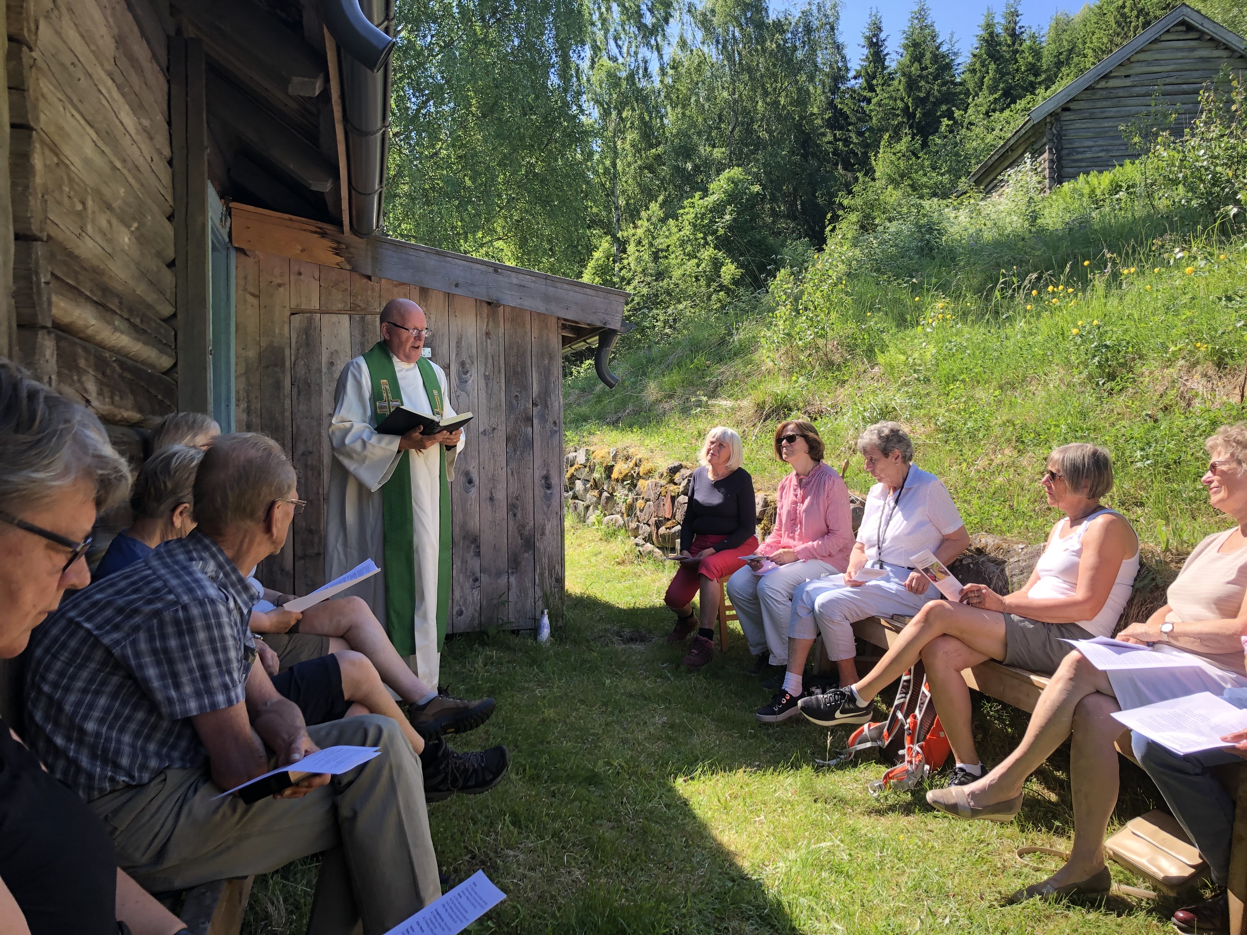 Utegudstjeneste ved husmannsplassen Amundstuen, som er en del av Randsfjordmuseet. Foto: Kirken i Søndre Land