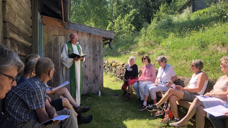 Utegudstjeneste ved husmannsplassen Amundstuen, som er en del av Randsfjordmuseet. Foto: Kirken i Søndre Land