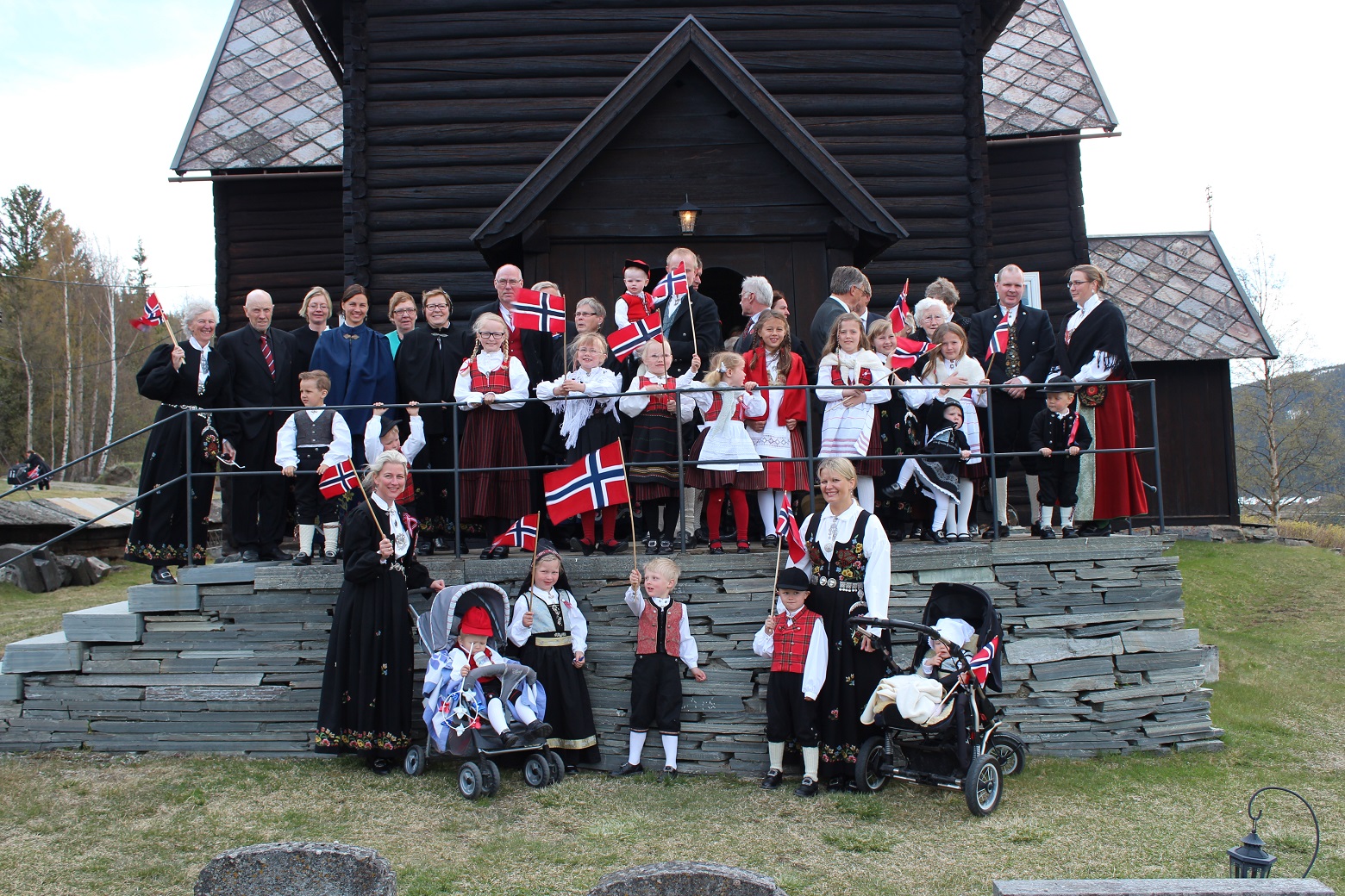 Frøningane er glade i kyrkjene sine. Her feirar dei Kvikne kyrkje 250 år i 2014. Foto: Jens Petter Ous