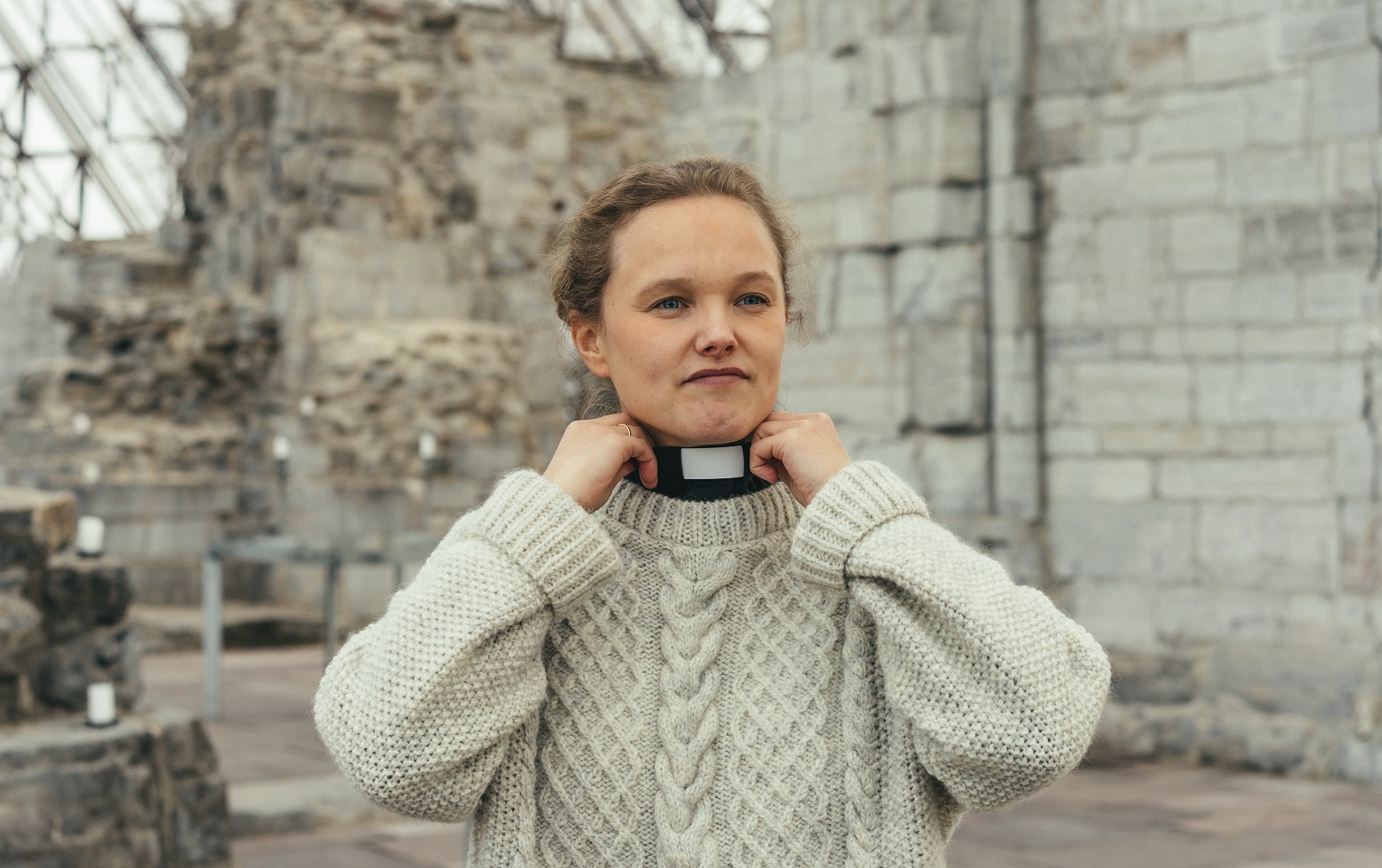 Michaela blir stolt når hun tenker på hvem som har stått og gått i kirkene hun jobber i, før henne. Foto: Joakim Mangen