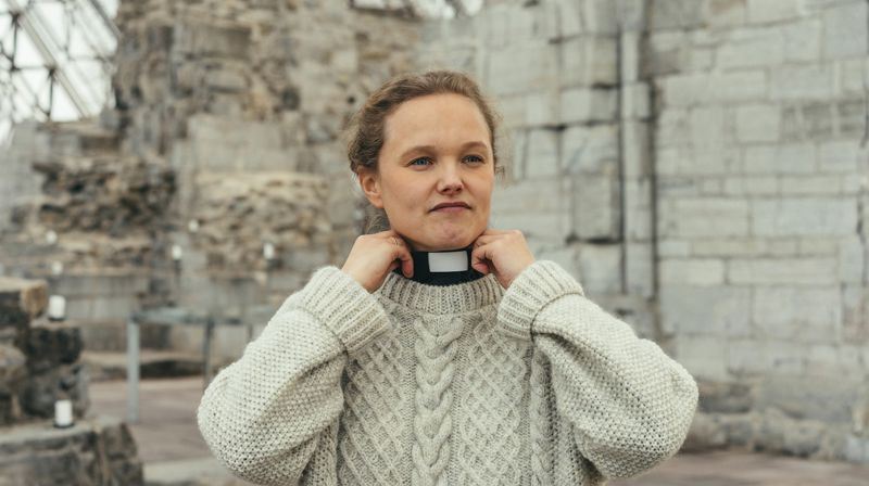 Michaela blir stolt når hun tenker på hvem som har stått og gått i kirkene hun jobber i, før henne. Foto: Joakim Mangen