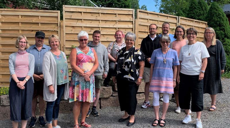 Deltakarane på samlinga "vegen til presteteneste" på Granavollen. Gunn-Jorun Sunde er nr. tre frå høgre. Foto: Kyrkja.no