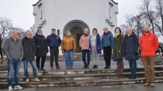 Sammen for trygge rom er f.v: Jon Arne Frøyland, virksomhetsleder fra Crux Hamartiltakene, Espen Frøyså, administrativ leder i Filadelfiakirken, Anne-Lene Mabada, korpseleder i Frelsesarmeen Hamar, Samuel Torres, pastor i Filadefiakirken, Kjærsti Bakke, innsatsleder fra Barnas stasjon, Elisabeth Rugsveen, faglig veileder i Nok Hamar, Siv Leirvik-Engevik, diakon fra Den norske kirke i Hamar, Else Marie Lien fra Baptistkirken, Marie Sperre, prest i Den norske kirke, April Holten, rådgiver for diakoni og samfunn i Hamar bispedømme og Eirik Austreng, pastor i Hamar frikirke. Foto: Jorun Vang / Hamar bispedømme