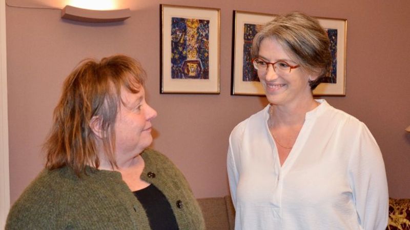 Gunnhild Hauge Bjørdal (t.v) er begeistra for klimavedtaket som komiteleder Gunhild Tomter Alstad (t.h) og resten av Kirkemøtet har gjort. Foto: Jorun Vang/Hamar bispedømme