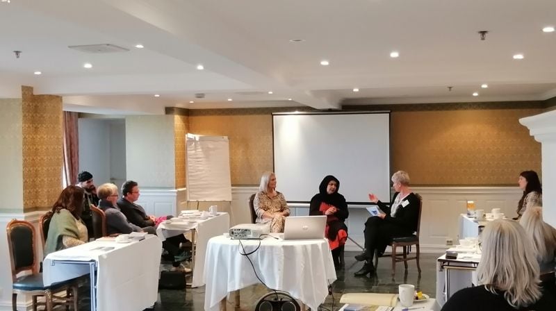 Maryam forteller sin historie på fagsamling for diakonene i Hamar bispedømme. Foto: Kristin Tepstad Eide / Hamar bispedømmeråd